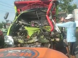 Truk Vs Truk di JJLS Kulon Progo, Sopir Terjepit Kabin