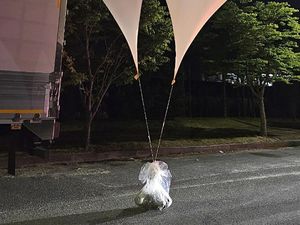 Landasan Bandara di Korsel Tutup Gara-gara Balon Sampah Korut Landasan Bandara di Korsel Tutup Gara-gara Balon Sampah Korut