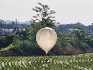Balon Sampah Korut Picu Kebakaran Atap Gedung di Korsel Balon Sampah Korut Picu Kebakaran Atap Gedung di Korsel
