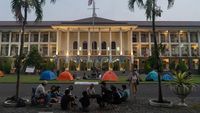 Aksi Mahasiswa UGM Gelar Tenda di Kampus Protes Tingginya UKT