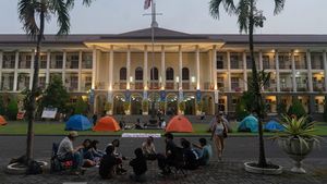Aksi Mahasiswa UGM Gelar Tenda di Kampus Protes Tingginya UKT