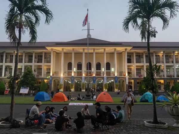 Aksi Mahasiswa UGM Gelar Tenda di Kampus Protes Tingginya UKT