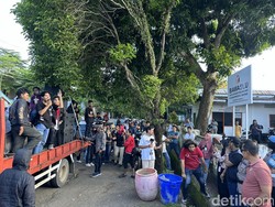 Massa Aliansi Rakyat Bone Unjuk Rasa Desak Ketua KPU Yusran Tajuddin Dicopot