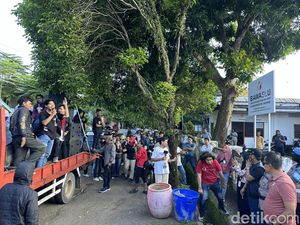 Massa Aliansi Rakyat Bone Unjuk Rasa Desak Ketua KPU Yusran Tajuddin Dicopot Massa Aliansi Rakyat Bone Unjuk Rasa Desak Ketua KPU Yusran Tajuddin Dicopot