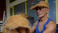 Mengolah Limbah Sabut Kelapa Jadi Berharga