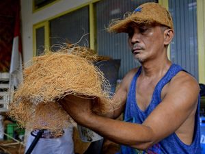 Mengolah Limbah Sabut Kelapa Jadi Berharga