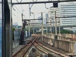 Kebut Pembersihan, HK Usut Penyebab Besi Proyek Jatuh di Lintasan MRT