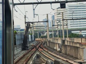 Kebut Pembersihan, HK Usut Penyebab Besi Proyek Jatuh di Lintasan MRT Kebut Pembersihan, HK Usut Penyebab Besi Proyek Jatuh di Lintasan MRT