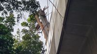 Potret Besi Jatuh dari Proyek Kejagung ke Lintasan MRT