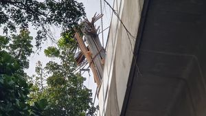 Potret Besi Jatuh dari Proyek Kejagung ke Lintasan MRT