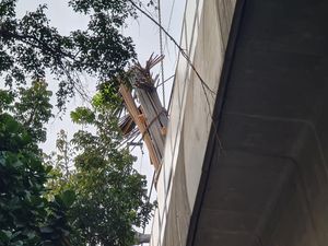 Potret Besi Jatuh dari Proyek Kejagung ke Lintasan MRT