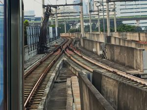 Penumpang MRT Cerita Detik-detik Kereta Ngerem Saat Besi Konstruksi Jatuh