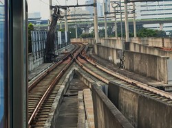 Penumpang MRT Cerita Detik-detik Kereta Ngerem Saat Besi Konstruksi Jatuh