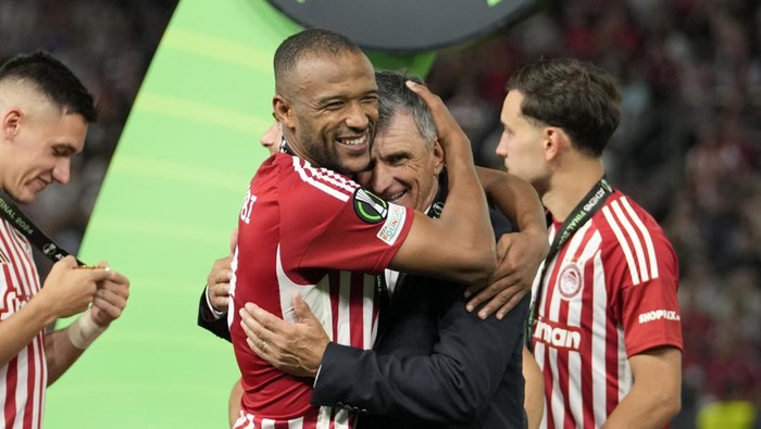 Olympiacos Ayoub El Kaabi and Olympiacos head coach Jose Luis Mendilibar embrace each other after winning the Conference League final soccer match between Olympiacos FC and ACF Fiorentina at OPAP Arena in Athens, Greece, Thursday, May 30, 2024. Olympiacos won 1-0. (AP Photo/Petros Giannakouris)