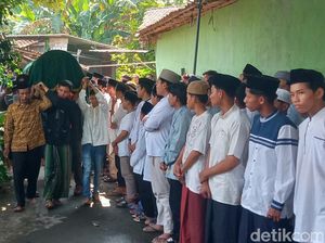 Santri Klaten Tewas Tenggelam di Sungai Elo Dimakamkan di Samping Ibunda Santri Klaten Tewas Tenggelam di Sungai Elo Dimakamkan di Samping Ibunda