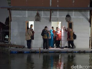 Bupati Demak ke Timbulsloko, Beri Bantuan-Cek Rumah Mumbul Bupati Demak ke Timbulsloko, Beri Bantuan-Cek Rumah Mumbul