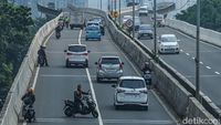 Hindari Polisi, Pemotor Nekat Lawan Arah di JLNT Casablanca