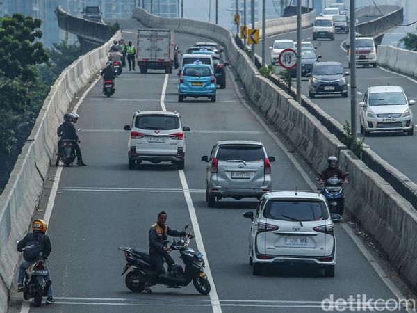 Hindari Polisi, Pemotor Nekat Lawan Arah di JLNT Casablanca