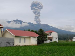 Marapi Kembali Erupsi Siang Ini, Keluarkan Abu Vulkanik 2 Kilometer