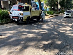 Hati-hati, Banyak Lubang di Jalan Sumbawa Bandung