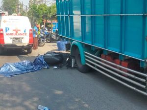 Tewas Terlindas Truk, Pria Gresik Jadi Korban Tabrak Lari Tewas Terlindas Truk, Pria Gresik Jadi Korban Tabrak Lari