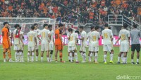 Usai pertandingan para pemain memberikan perpisahan kepada Toni Sucipto dan Maman Abdurahman.