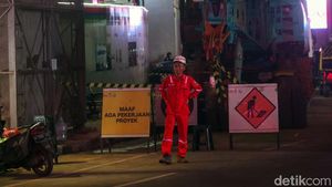Petugas Berjaga di Lokasi Jatuhnya Bongkahan Besi yang Bikin MRT Lumpuh