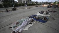 Potret Buruh Tidur di Pinggir Jalan gegara Cuaca Panas Pakistan