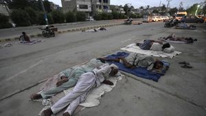 Potret Buruh Tidur di Pinggir Jalan gegara Cuaca Panas Pakistan