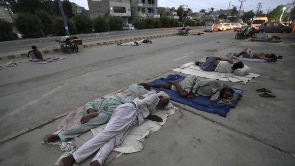 Potret Buruh Tidur di Pinggir Jalan gegara Cuaca Panas Pakistan