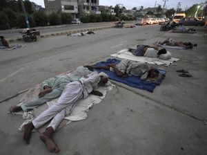 Potret Buruh Tidur di Pinggir Jalan gegara Cuaca Panas Pakistan