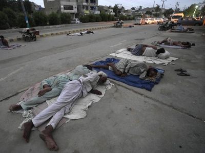 Potret Buruh Tidur di Pinggir Jalan gegara Cuaca Panas Pakistan