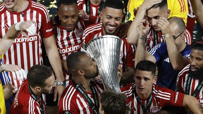 Soccer Football - Europa Convention League - Closing - Olympiacos v Fiorentina - Agia Sophia Stadium, Athens, Greece - Might per chance well also 30, 2024 Olympiacos' Ayoub El Kaabi kisses the trophy as he celebrates with teammates after a hit the Europa Convention League REUTERS/Louisa Gouliamaki