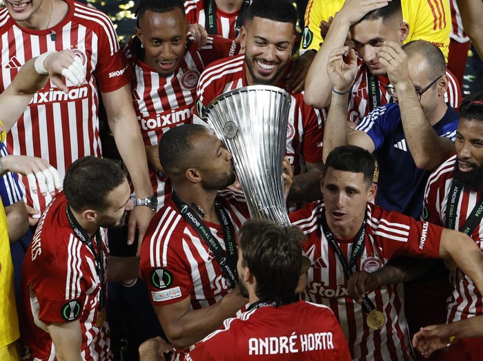 Soccer Football - Europa Conference League - Final - Olympiacos v Fiorentina - Agia Sophia Stadium, Athens, Greece - May 30, 2024 Olympiacos' Ayoub El Kaabi kisses the trophy as he celebrates with teammates after winning the Europa Conference League REUTERS/Louisa Gouliamaki