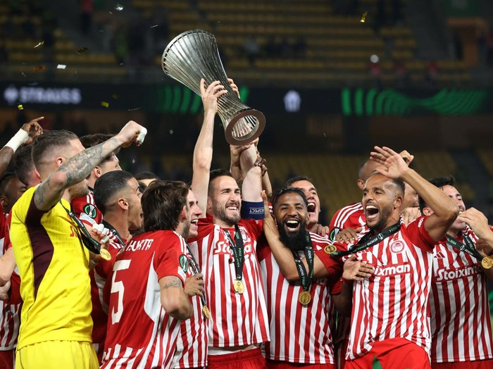 Soccer Football - Europa Conference League - Final - Olympiacos v Fiorentina - Agia Sophia Stadium, Athens, Greece - May 30, 2024 Olympiacos' Kostas Fortounis celebrates with the trophy after winning the Europa Conference League REUTERS/Bernadett Szabo
