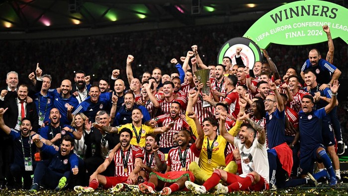 Olympiakos berhasil menjadi juara UEFA Europa Convention League 2023/2024. Tim asal Yunani itu mengalahkan Fiorentina 1-0 di closing. Olympiakos vs Fiorentina berlangsung di OPAP Area, Kamis (30/5/2024) dini hari WIB.