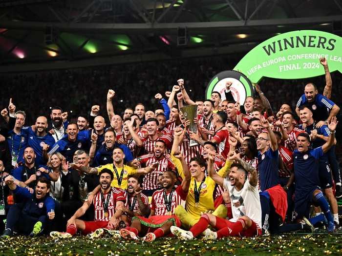Olympiakos berhasil menjadi juara UEFA Europa Conference League 2023/2024. Tim asal Yunani itu mengalahkan Fiorentina 1-0 di final. Olympiakos vs Fiorentina berlangsung di OPAP Arena, Kamis (30/5/2024) dini hari WIB.