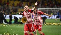 Pencapaian bersejarah ini jelas dirayakan dengan suka cita oleh seluruh penggawa Olympiakos. Pilar Olympiakos, Giorgos Masouras, bertekad mempertahankan level timnya di kompetisi Eropa. REUTERS/Dylan Martinez  