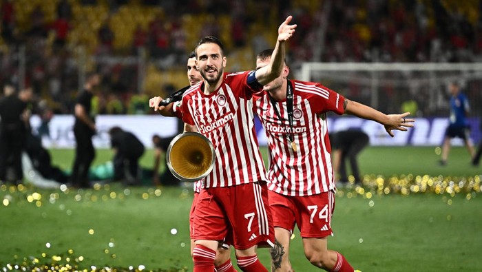 Olympiakos berhasil menjadi juara UEFA Europa Convention League 2023/2024. Tim asal Yunani itu mengalahkan Fiorentina 1-0 di closing. Olympiakos vs Fiorentina berlangsung di OPAP Area, Kamis (30/5/2024) dini hari WIB.