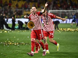 Pencapaian bersejarah ini jelas dirayakan dengan suka cita oleh seluruh penggawa Olympiakos. Pilar Olympiakos, Giorgos Masouras, bertekad mempertahankan level timnya di kompetisi Eropa. REUTERS/Dylan Martinez  