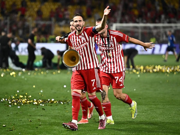 Olympiakos berhasil menjadi juara UEFA Europa Conference League 2023/2024. Tim asal Yunani itu mengalahkan Fiorentina 1-0 di final. Olympiakos vs Fiorentina berlangsung di OPAP Arena, Kamis (30/5/2024) dini hari WIB.