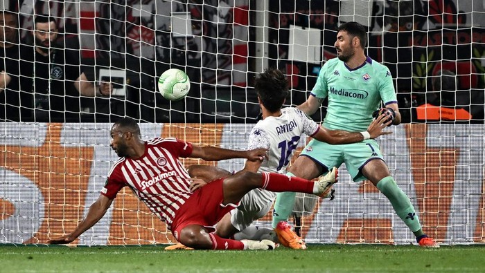 Olympiakos berhasil menjadi juara UEFA Europa Convention League 2023/2024. Tim asal Yunani itu mengalahkan Fiorentina 1-0 di closing. Olympiakos vs Fiorentina berlangsung di OPAP Area, Kamis (30/5/2024) dini hari WIB.