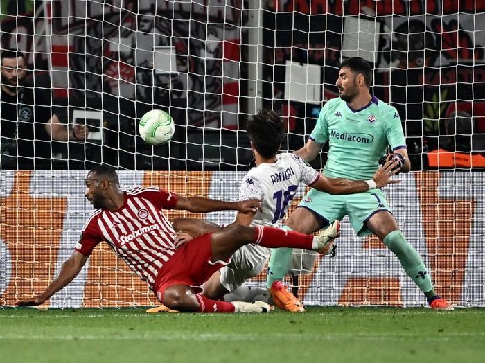 Olympiakos berhasil menjadi juara UEFA Europa Conference League 2023/2024. Tim asal Yunani itu mengalahkan Fiorentina 1-0 di final. Olympiakos vs Fiorentina berlangsung di OPAP Arena, Kamis (30/5/2024) dini hari WIB.