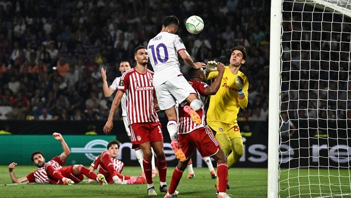 Olympiakos berhasil menjadi juara UEFA Europa Convention League 2023/2024. Tim asal Yunani itu mengalahkan Fiorentina 1-0 di closing. Olympiakos vs Fiorentina berlangsung di OPAP Area, Kamis (30/5/2024) dini hari WIB.