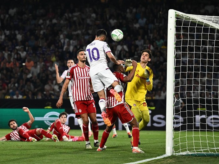 Olympiakos berhasil menjadi juara UEFA Europa Conference League 2023/2024. Tim asal Yunani itu mengalahkan Fiorentina 1-0 di final. Olympiakos vs Fiorentina berlangsung di OPAP Arena, Kamis (30/5/2024) dini hari WIB.