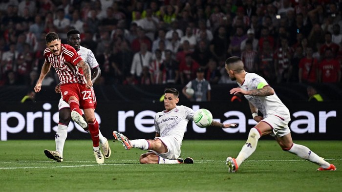 Potret Olympiakos Juara Conference League Olympiakos berhasil menjadi juara UEFA Europa Conference League 2023/2024. Tim asal Yunani itu mengalahkan Fiorentina 1-0 di final. Olympiakos vs Fiorentina berlangsung di OPAP Arena, Kamis (30/5/2024) dini hari WIB.
