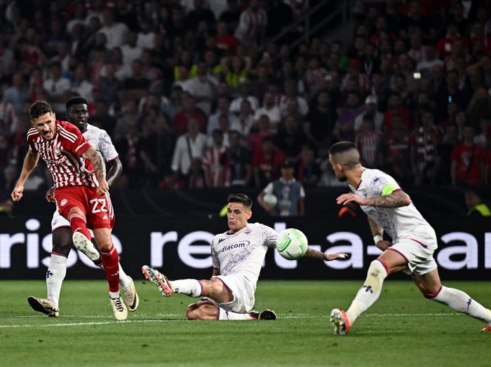 Olympiakos berhasil menjadi juara UEFA Europa Conference League 2023/2024. Tim asal Yunani itu mengalahkan Fiorentina 1-0 di final. Olympiakos vs Fiorentina berlangsung di OPAP Arena, Kamis (30/5/2024) dini hari WIB.