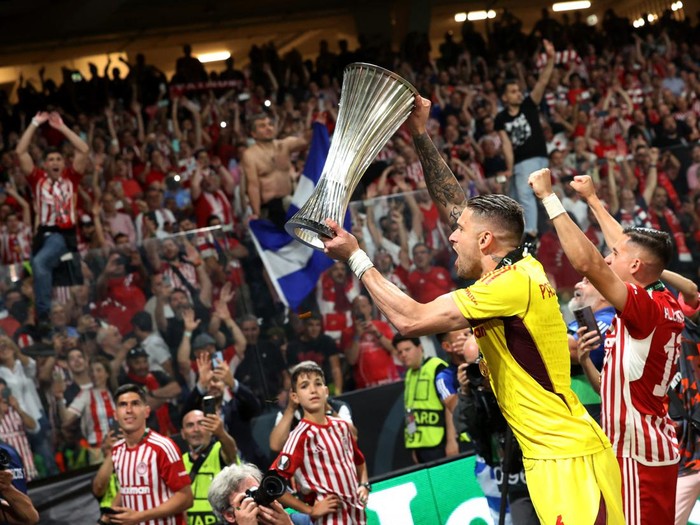 Soccer Football - Europa Conference League - Final - Olympiacos v Fiorentina - Agia Sophia Stadium, Athens, Greece - May 30, 2024 Olympiacos' Alexandros Paschalakis celebrates with the trophy after winning the Europa Conference League REUTERS/Bernadett Szabo