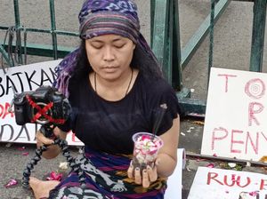 Aksi Tolak RUU Penyiaran, Jurnalis Gembok Gerbang DPRD Jateng Aksi Tolak RUU Penyiaran, Jurnalis Gembok Gerbang DPRD Jateng