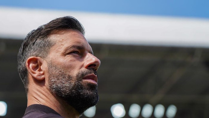 EINDHOVEN, NETHERLANDS - MAY 21: Head Coach Ruud van Nistelrooij of PSV looks on during the Eredivisie match between PSV and sc Heerenveen at Philips Stadion on May 21, 2023 in Eindhoven, Netherlands (Photo by Jeroen Meuwsen/BSR Agency/Getty Images)